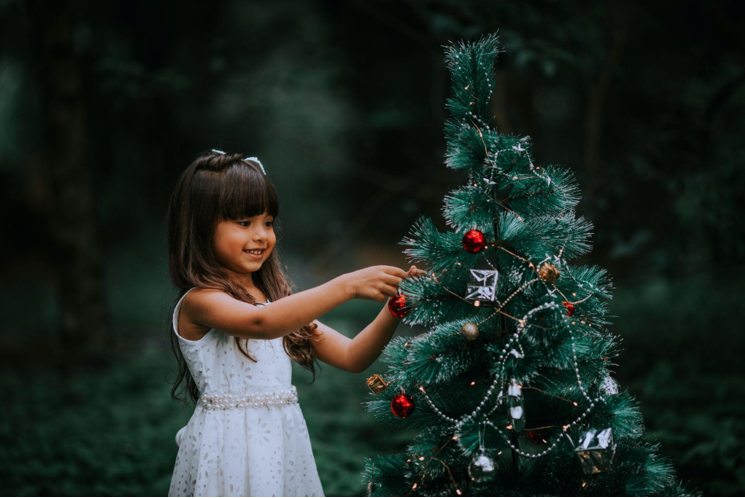 How to Decorate Your Pre-Lit White Christmas Tree with Glass Ornaments for Passover